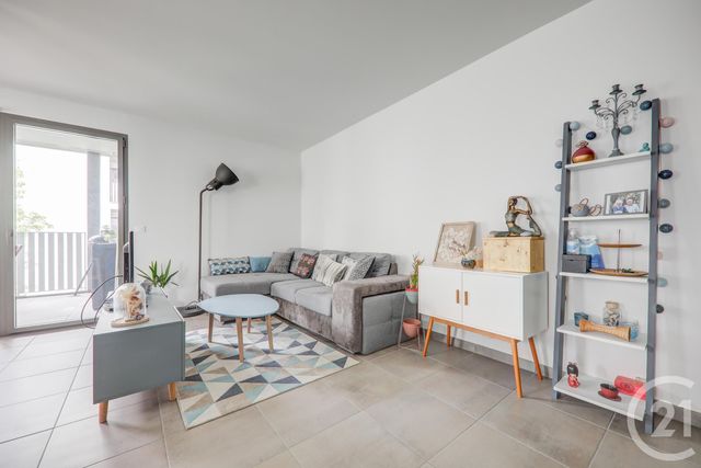 Appartement F4 à vendre - 4 pièces - 85.0 m2 - LYON - 69007 - RHONE-ALPES - Century 21 Presqu'Île Immobilier Appartement F4 à vendre - 4 pièces - 85.0 m2 - LYON - 69007 - RHONE-ALPES - Century 21 Presqu'Île Immobilier