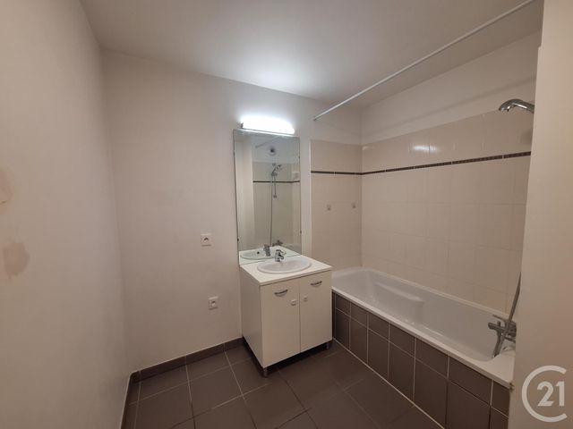 Appartement à louer - 3 pièces - 65.0 m2 - ST PRIEST - 69 - RHONE-ALPES - Century 21 Presqu'Île Immobilier